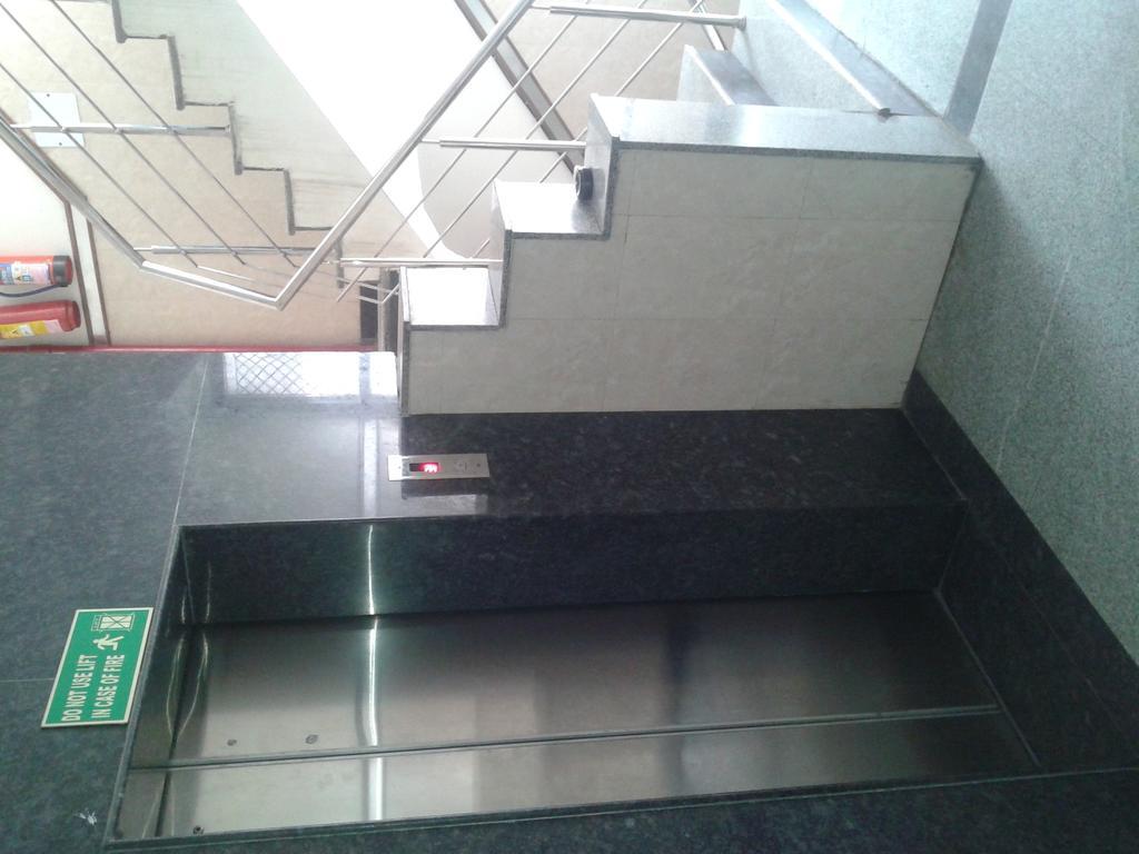 Hotel Surya Plaza Νέο Δελχί Εξωτερικό φωτογραφία