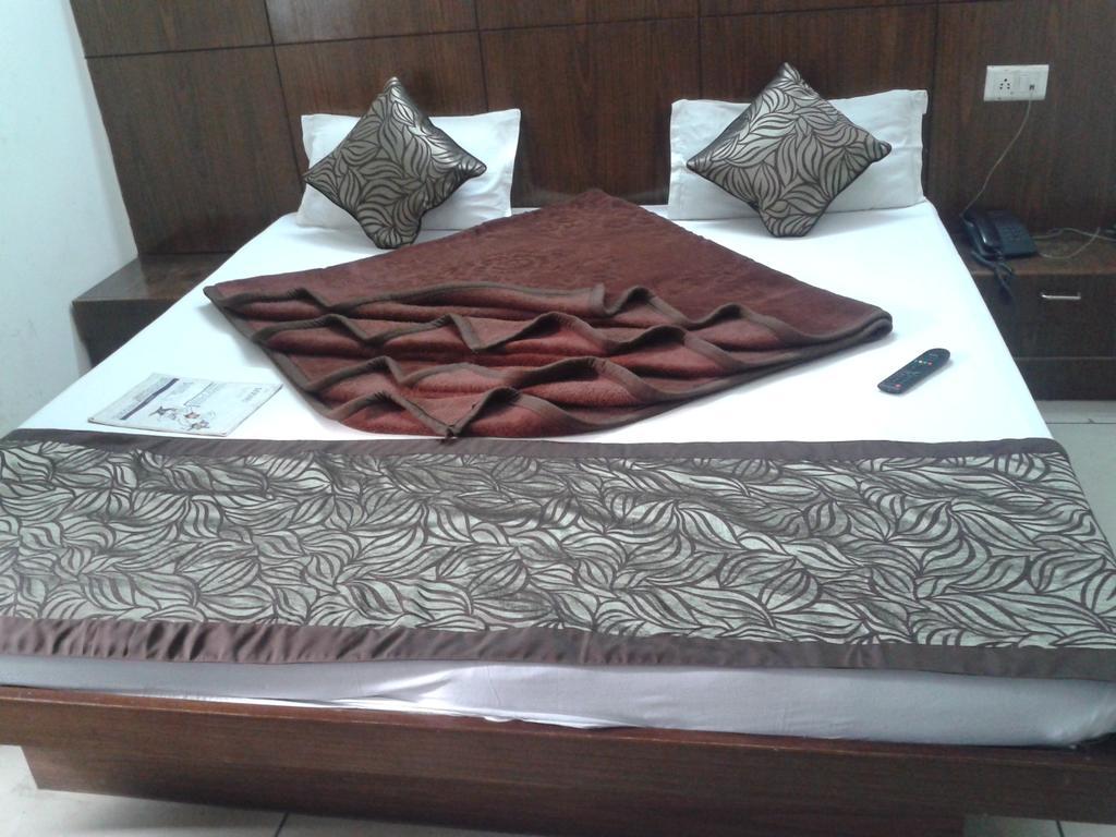 Hotel Surya Plaza Νέο Δελχί Εξωτερικό φωτογραφία