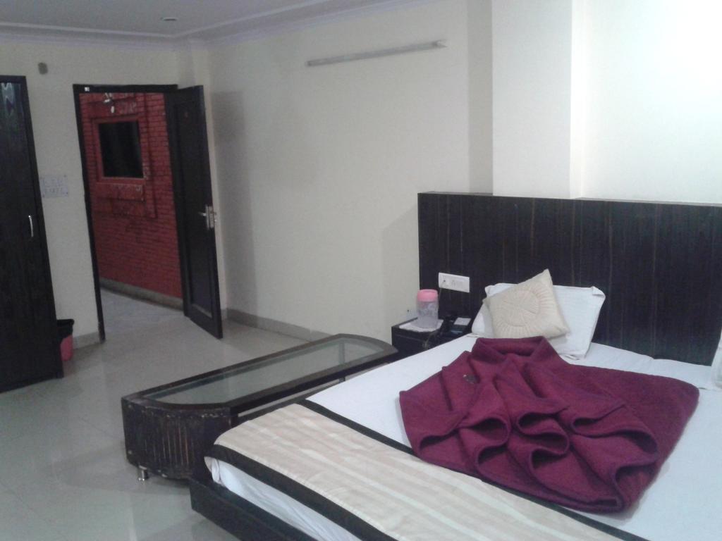 Hotel Surya Plaza Νέο Δελχί Εξωτερικό φωτογραφία