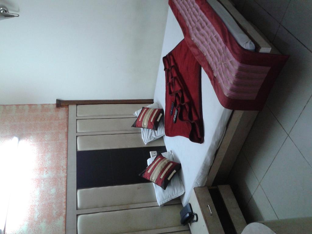 Hotel Surya Plaza Νέο Δελχί Εξωτερικό φωτογραφία