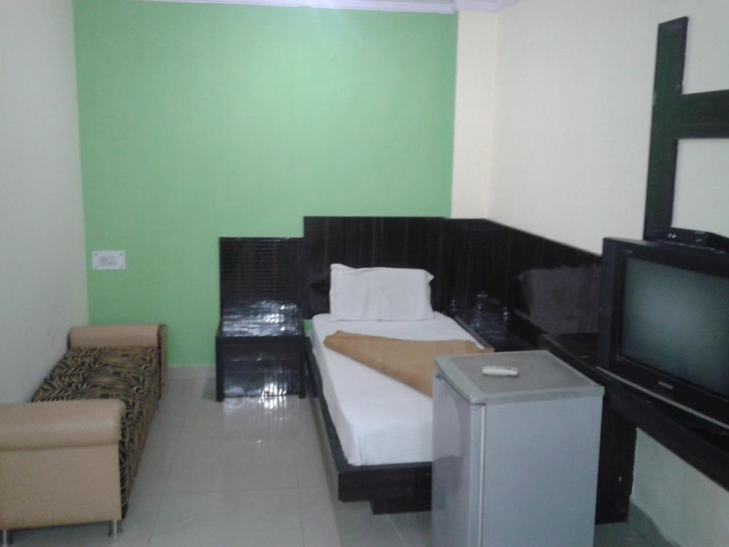 Hotel Surya Plaza Νέο Δελχί Εξωτερικό φωτογραφία